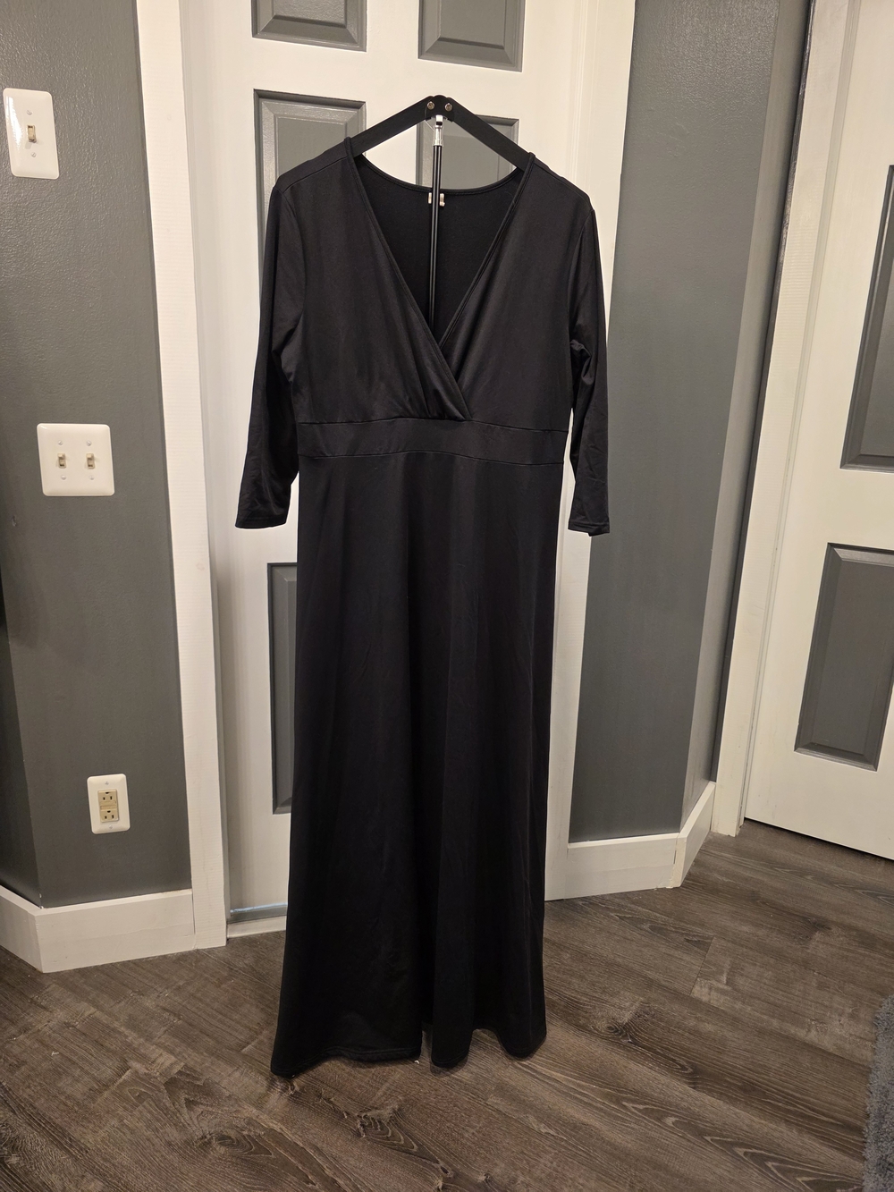 Elegant Black Long-Sleeve V-Neck Maxi Dress